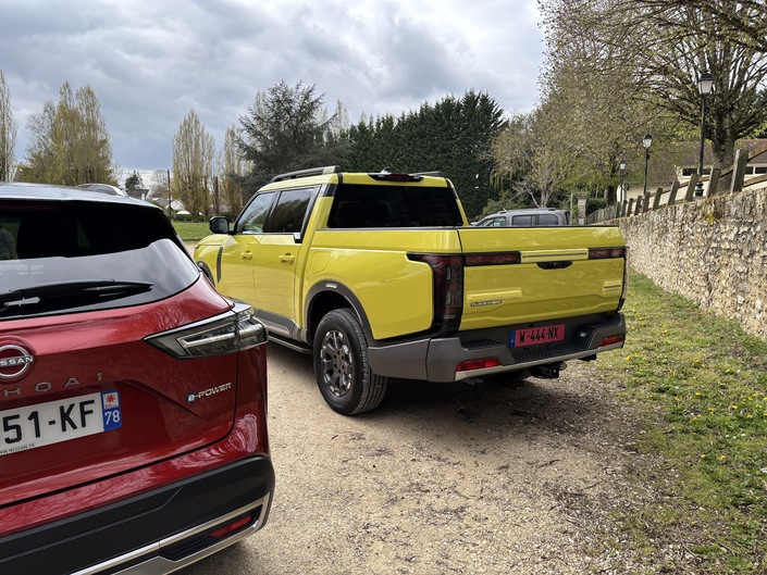 Nous avons rencontré par hasard le Frontier Pro, le nouveau pick-up de Nissan et il est énorme !