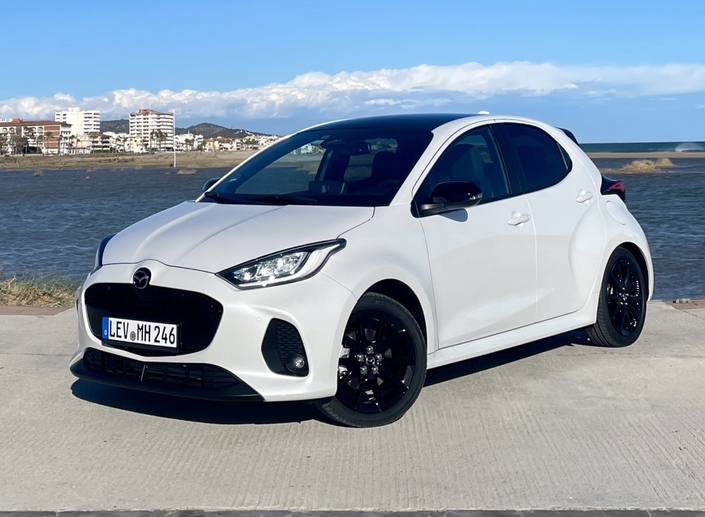 La Mazda 2 est un clone technique de la Toyota Yaris. Tout ce qui est dit pour l’une vaut pour l’autre. Ici un modèle restylé qui adopte une calandre un peu différente de la Toyota.