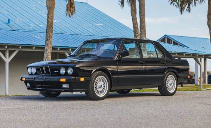 Les jantes BBS en 16'' ont inspiré, par la suite, les autres modèles BMW de la Série 3 à la Série 8. Quelle gueule !