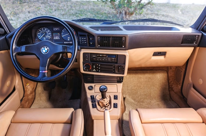 Quelle ambiance quand on est sensible aux tons clairs des BMW de cette époque ! Seul signe de vieillissement : le cuir étendu à la planche de bord semble… détendu sur la boîte à gants. 