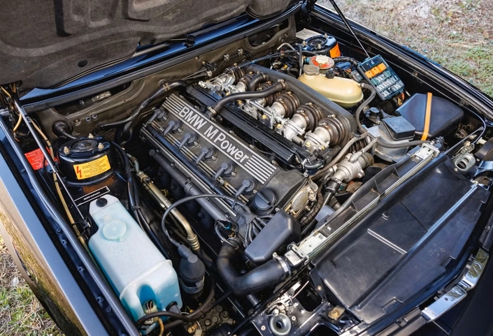 Sous le capot : le bloc M88/3 à double arbre à cames en tête de la BMW M1. Un moteur de 3.5 litres doté d’une culasse en alliage à 24 soupapes, de papillons d’admission individuels et d’une injection électronique Bosch Motronic.