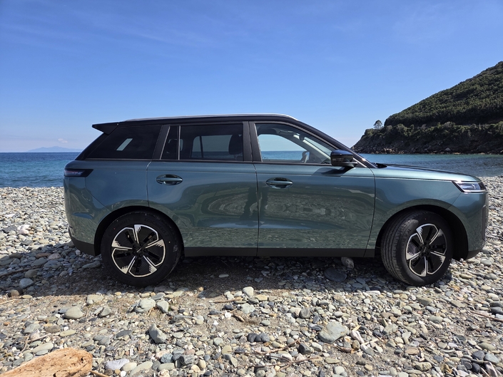 Immanquablement, certains détails esthétiques font penser à Land Rover.