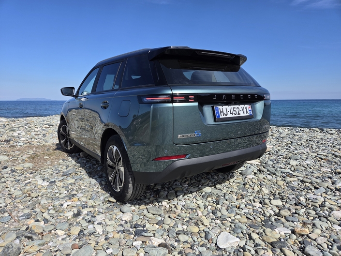 Le Jaecoo 5 n’a pas peur d’afficher, par deux fois et en grands caractères, son nom sur son hayon.