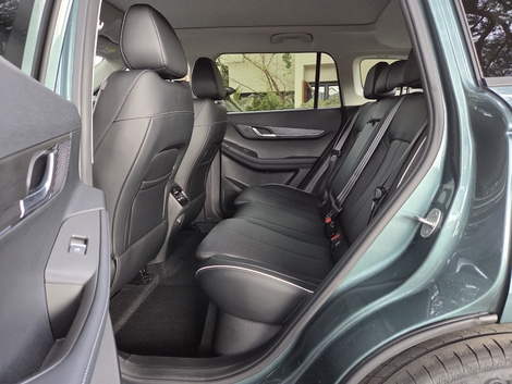 À l’arrière, ce Jaecoo surclasse la quasi-totalité de ses rivaux.