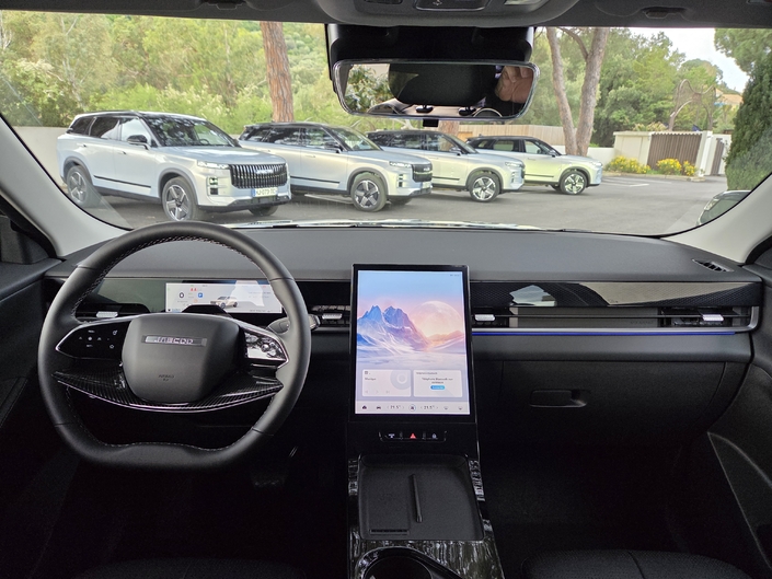 La planche de bord n’est pas très personnelle. Elle souffre aussi d’une qualité de finition moyenne.