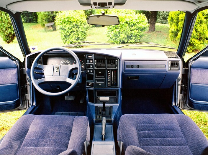Le tableau de bord proposé dès le restylage de 1985 rend la Peugeot 505 nettement plus séduisante, même s'il reste imparfait.