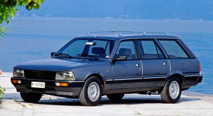 Lors du restylage de 1985, la Peugeot 505 GTD gagne une spacieuse version break qui, curieusement, finira par ne plus être proposée qu'en boîte automatique (4 rapports).