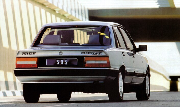 A l'été 1985, la Peugeot 505 a modifié ses boucliers et ses feux arrirère. La GTD se différencie peu de la Turbo Injection.