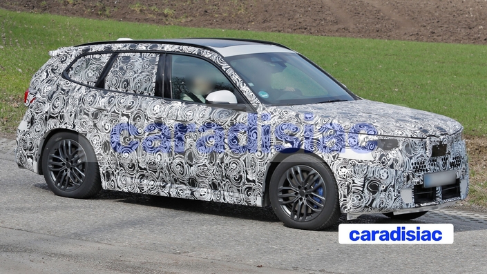 C’est l’année prochaine qu’arrivera sur le marché le BNMW X1 restylé. Un modèle qui va afficher le style « Neue Klasse » à l’avant (projecteur, calandre, bouclier) mais ne devrait pas bénéficier d’autres modifications de style.