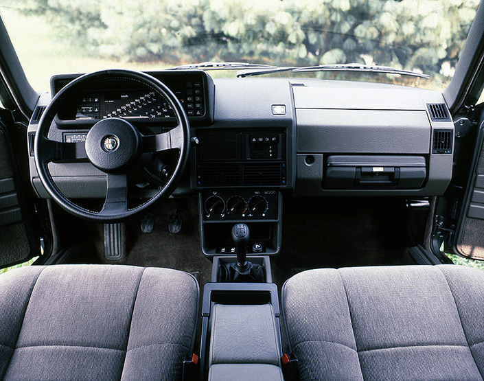 Le volant réglable dans les deux plans aide à l'obtention d'une bonne position de conduite dans l'Alfa 90.