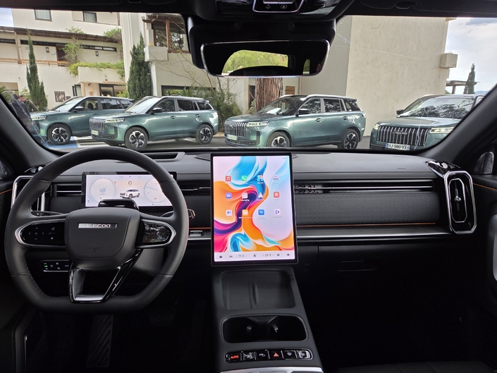 Si la qualité de fabrication est honorable, l’ergonomie est peu intuitive, notamment en ce qui concerne l’utilisation de la tablette tactile.