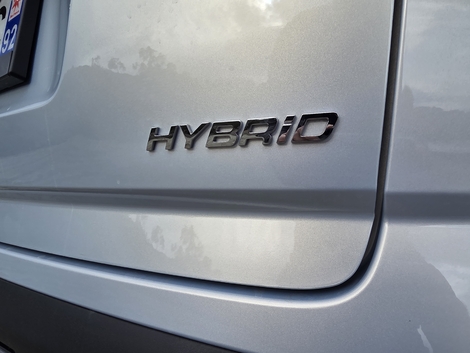 Comme souvent, c’est un sigle sur le hayon qui permet d’identifier la mécanique présente sous le capot. Mais ce n’est ici pas le seul moyen.