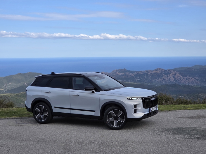 Sur l’hybride, les baguettes latérales sont entièrement noires. Sur l’hybride rechargeable, elles arborent un motif blanc.