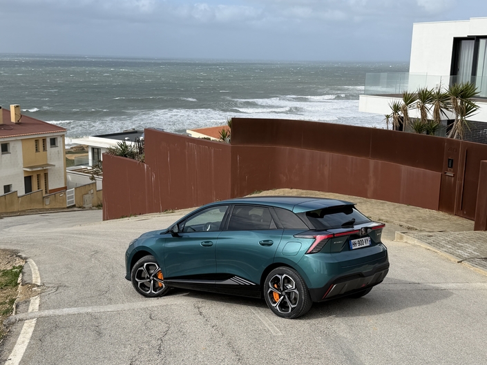 Comment la MG4 XPower peut-elle coûter 80 933€ de moins qu'une Volkswagen Golf R thermique ?