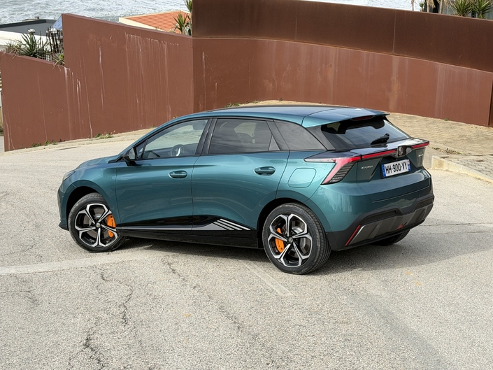 Il y a toujours des étriers de 345 mm à l'avant, mais avec des étriers flottants (heureusement, il y a une bonne endurance en conduite sportive grâce à la régénération).