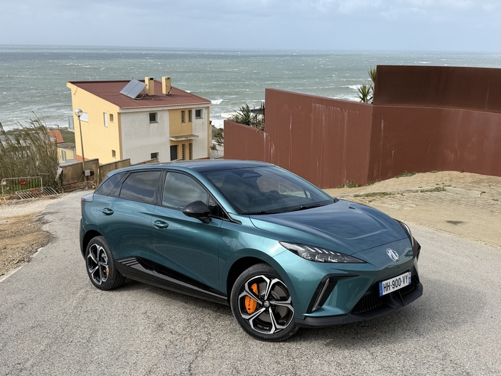 Comment la MG4 XPower peut-elle coûter 80 933€ de moins qu'une Volkswagen Golf R thermique ?