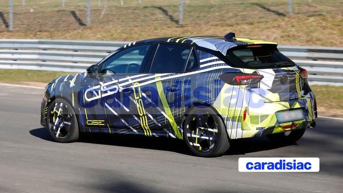 Encore très camouflée, l’Opel Corsa GSE se découvrira totalement à l’ouverture des portes du Mondial de l’auto de Paris qui aura lieu du 12 au 18 octobre 2026. La commercialisation de ce petit bolide débutera avant la fin de l’année.