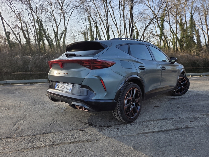 Les 4 sorties d’échappement cuivrées sont factices sur cette version.