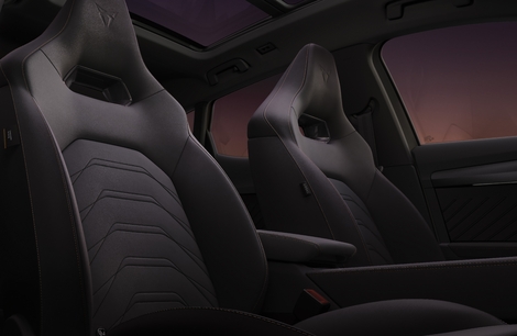 Les sièges baquets sont livrés de série sur cette version.