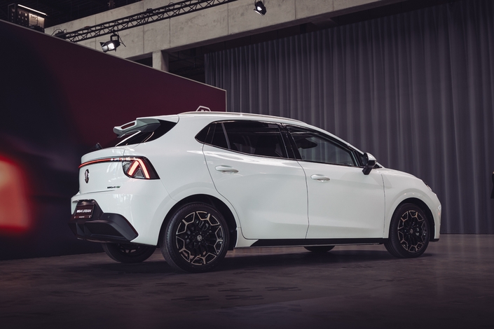 MG Motor est le premier constructeur qui proposera une voiture électrique à batterie semi-solide en Europe. La technologie s'appelle SolidCore. Et elle arrivera en fin d’année 2026 à bord de la MG4 EV Urban, version d'entrée de gamme de la citadine électrique du groupe chinois SAIC.