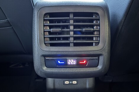 Climatisation dédiée et prises USB, les occupants arrière sont plutôt choyés.