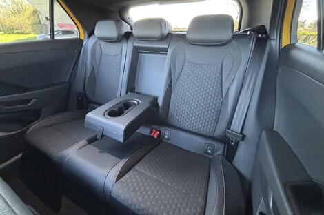 Hormis le tunnel de servitude imposant, il est difficile de trouver des défauts sur la banquette arrière. L’espace est très correct, de même que la posture.