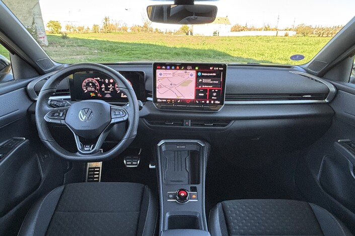 La planche de bord ne fait pas dans l’originalité ni dans le haut de gamme. Toutefois, le tissu sur le haut de la coiffe donne le change et l’assemblage est sérieux. À noter que l’écran d’instrumentation varie entre 10,4 et 12,9 pouces selon les finitions.