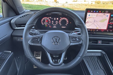 Après l’échec de commandes tactiles sur le volant, ce T-Roc adopte de véritables boutons, nettement plus faciles à utiliser.