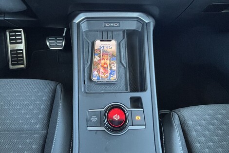 Disposer d’un emplacement pour la recharge par induction, c'est bien. Que celui-ci supprime un grand rangement qui serait idéalement placé, c’est fâcheux. À noter la pratique molette de volume, qui permet aussi de changer les modes de conduite.