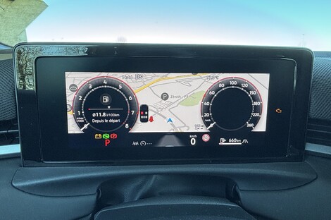 L’instrumentation numérique est lisible, mais il est dommage que l’affichage ne s’étale pas sur toute la surface. Le support paraît de ce fait déjà daté.