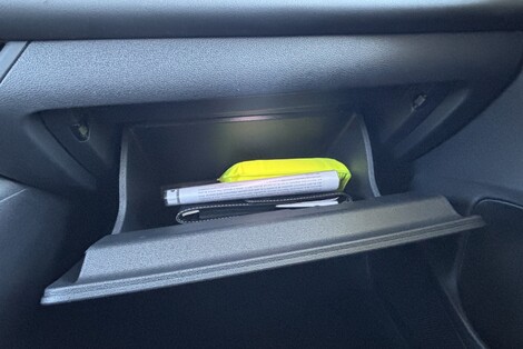 Quant à la boîte à gants, sa contenance ne fait pas de miracle.