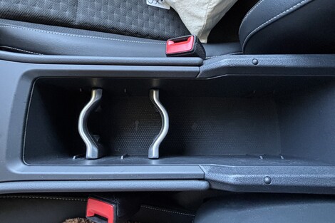 Ce bac situé entre les sièges est d’une bonne contenance, mais pas simple d’accès en roulant.