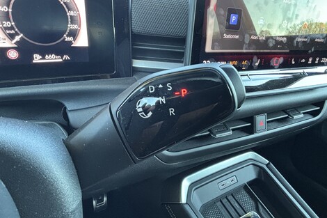 Le sélecteur de vitesses est plus facile d’utilisation que celui de Renault. Les commandes de l’essuie-glace migrent à gauche du volant sans que cela pose de soucis.