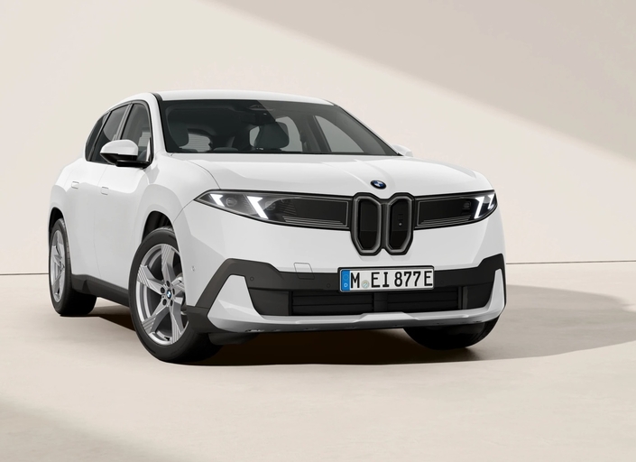 Sur les BMW électriques, comme ici le nouvel iX3, le double haricot de calandre est avant tout un élément de style qui a pour vertu de rassurer les aficionados de la marque.