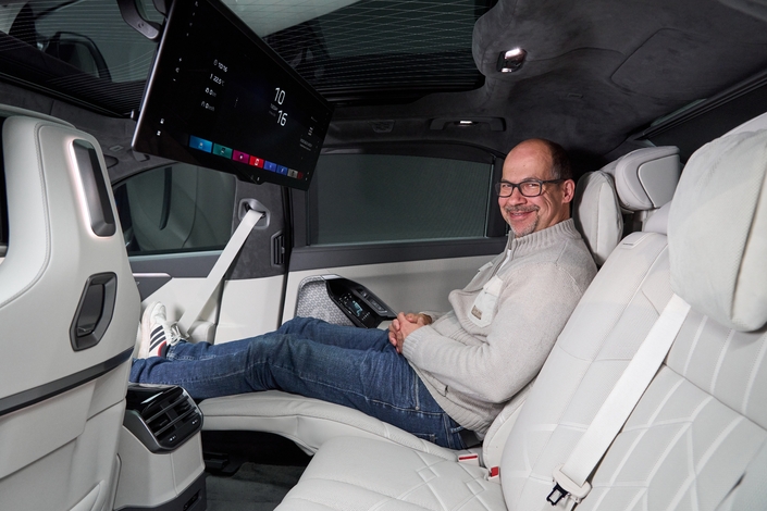 Grâce à une petite tablette implantée dans les contre-portes, il est possible de transformer le siège arrière droit à un véritable canapé. Idéal pour dormir ou regarder un film.