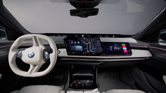 La nouvelle planche de bord de BMW vue sur les iX3 et i3 fait ses débuts sur la Serie 7. Elle gagne pour l'occasion un troisième écran face au passager qui mesure 14,6 pouces.  