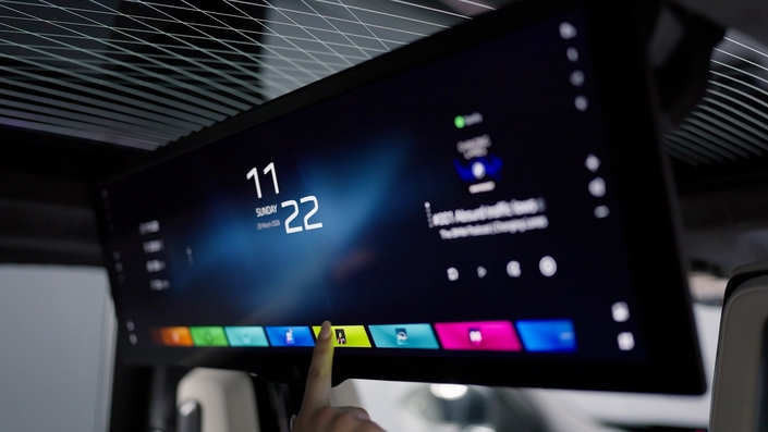 L'immense écran tactile se déploie d'une simple pression sur un bouton et ferme en même temps les stores.
