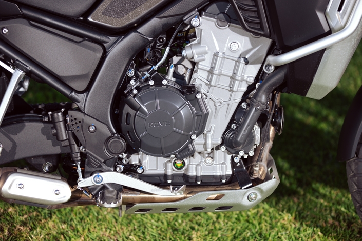 Peut-on faire plus polyvalent, moins cher et aussi fun que la Kove 800X GT ?