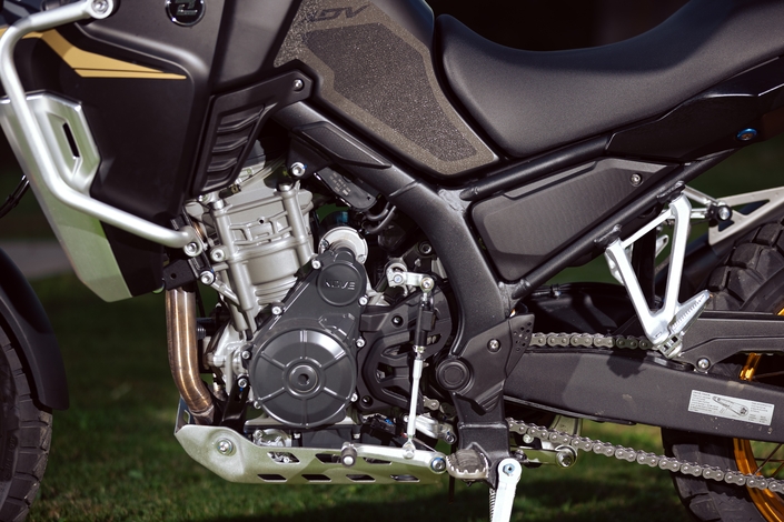 Peut-on faire plus polyvalent, moins cher et aussi fun que la Kove 800X GT ?