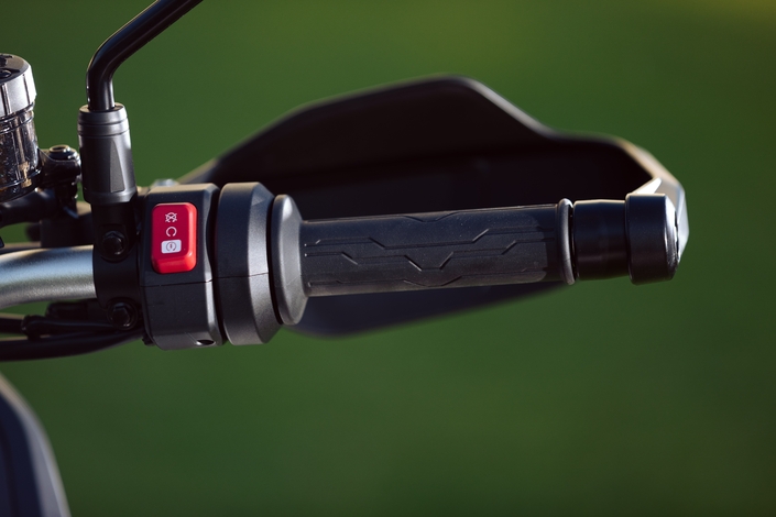 Peut-on faire plus polyvalent, moins cher et aussi fun que la Kove 800X GT ?