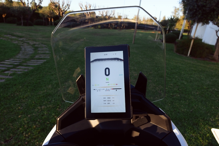 Peut-on faire plus polyvalent, moins cher et aussi fun que la Kove 800X GT ?