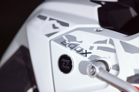 Peut-on faire plus polyvalent, moins cher et aussi fun que la Kove 800X GT ?