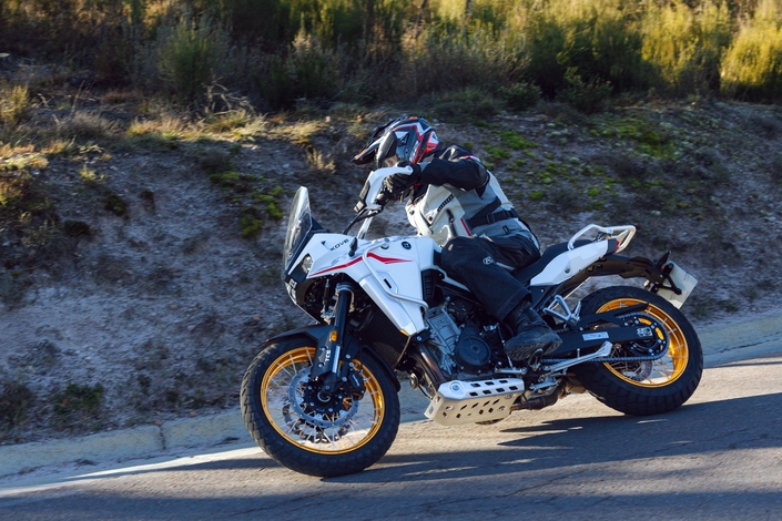 Peut-on faire plus polyvalent, moins cher et aussi fun que la Kove 800X GT ?