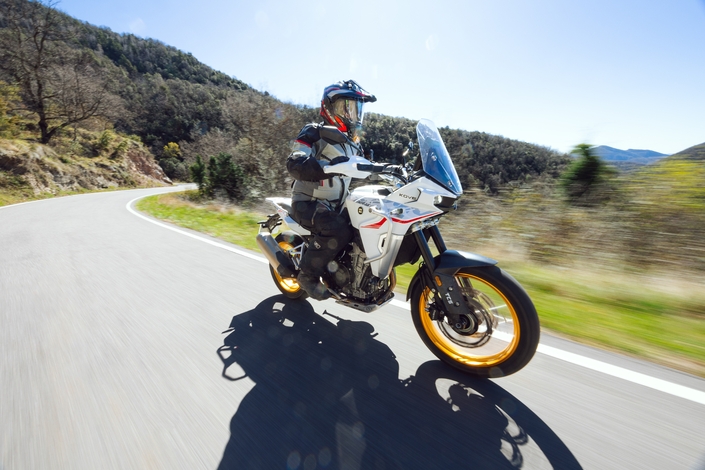 Peut-on faire plus polyvalent, moins cher et aussi fun que la Kove 800X GT ?