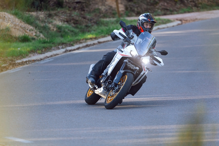 Peut-on faire plus polyvalent, moins cher et aussi fun que la Kove 800X GT ?