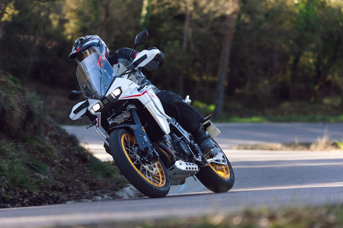 Peut-on faire plus polyvalent, moins cher et aussi fun que la Kove 800X GT ?