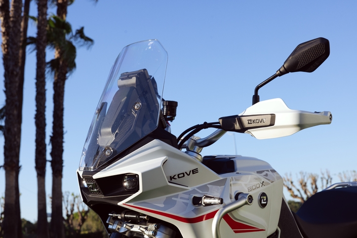 Peut-on faire plus polyvalent, moins cher et aussi fun que la Kove 800X GT ?