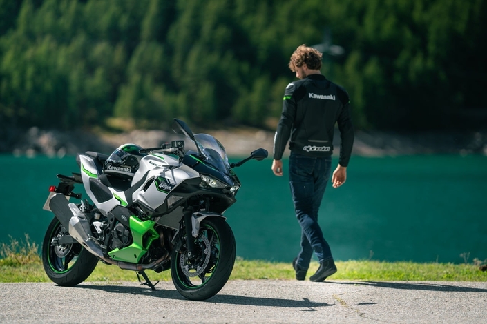 Kawasaki pousse l’hybride… mais pourquoi personne ne suit ? Révolution discrète ou aveu d’échec de l’électrique