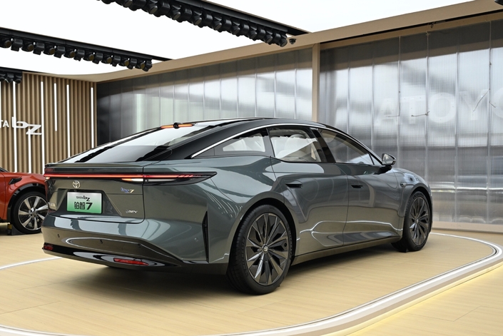 Avec 5,13 m de long, son gabarit n’est pas tout à fait adapté à l’Europe. De toute façon, il n’est pas prévu qu’elle y soit commercialisée.