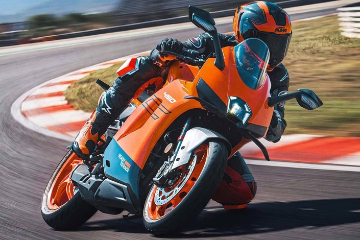 KTM 450 RC : la remplaçante de la RC 390 se montre enfin (et elle change tout) !